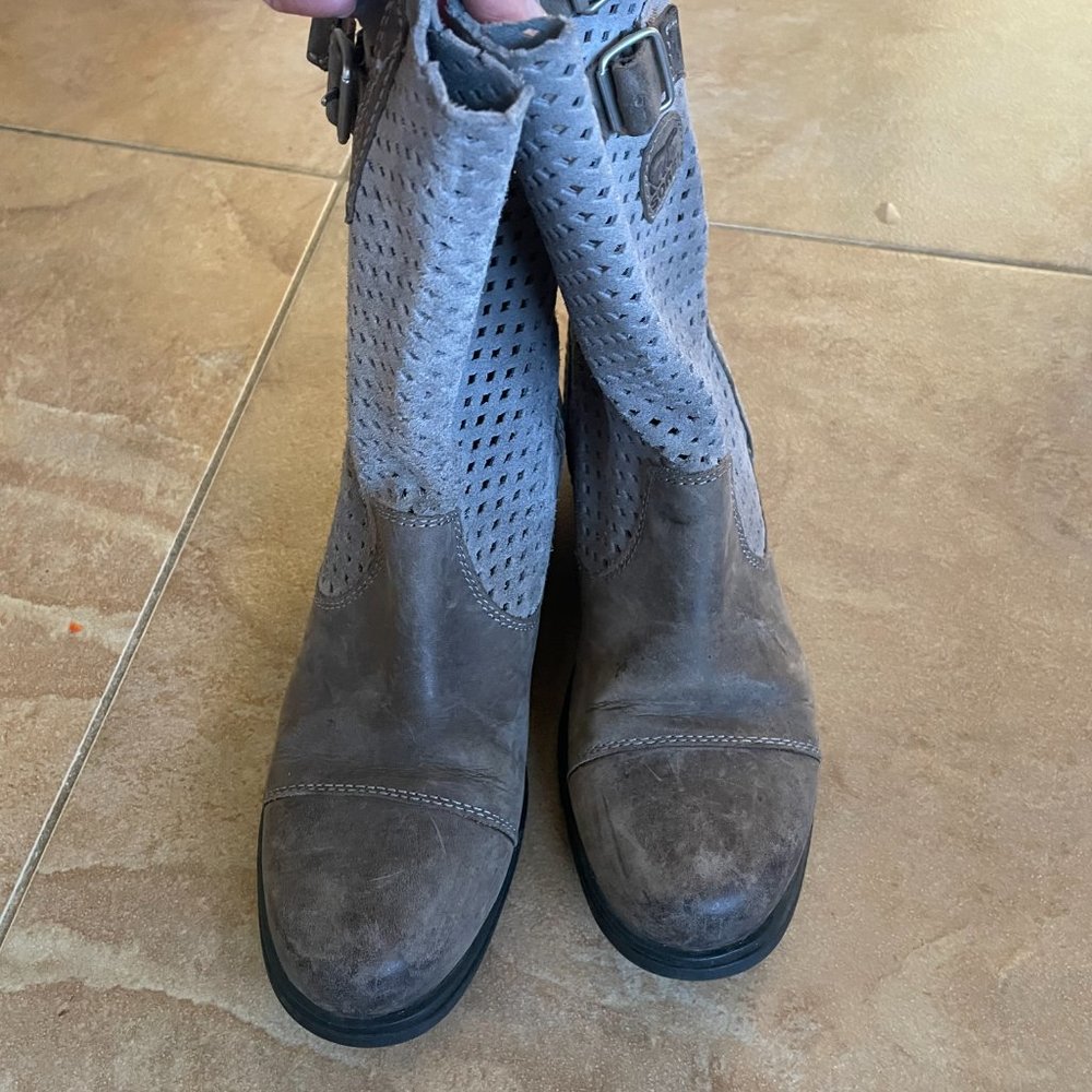Sorel Major Pull-On Perforated Boots - Picture 2 of 6
